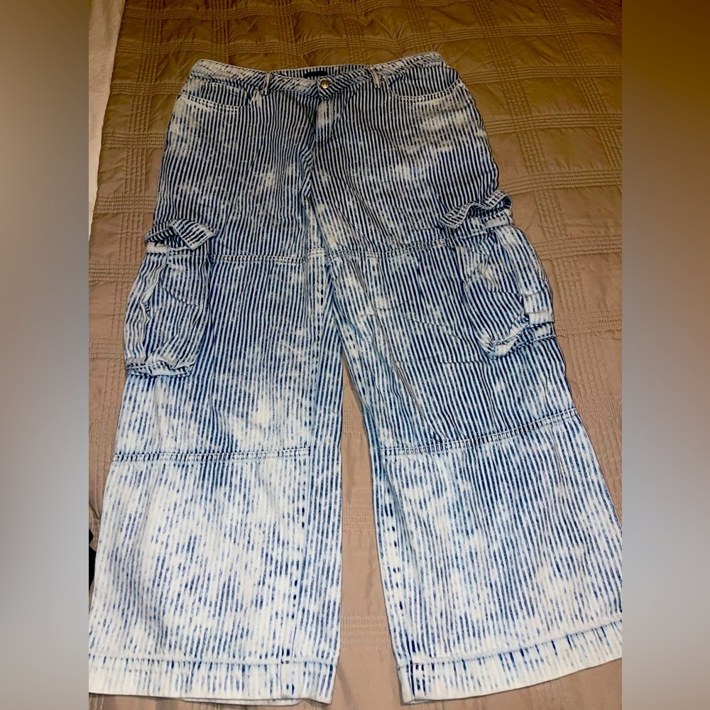 Women’s Baggy high rise stripped cargo jeans.